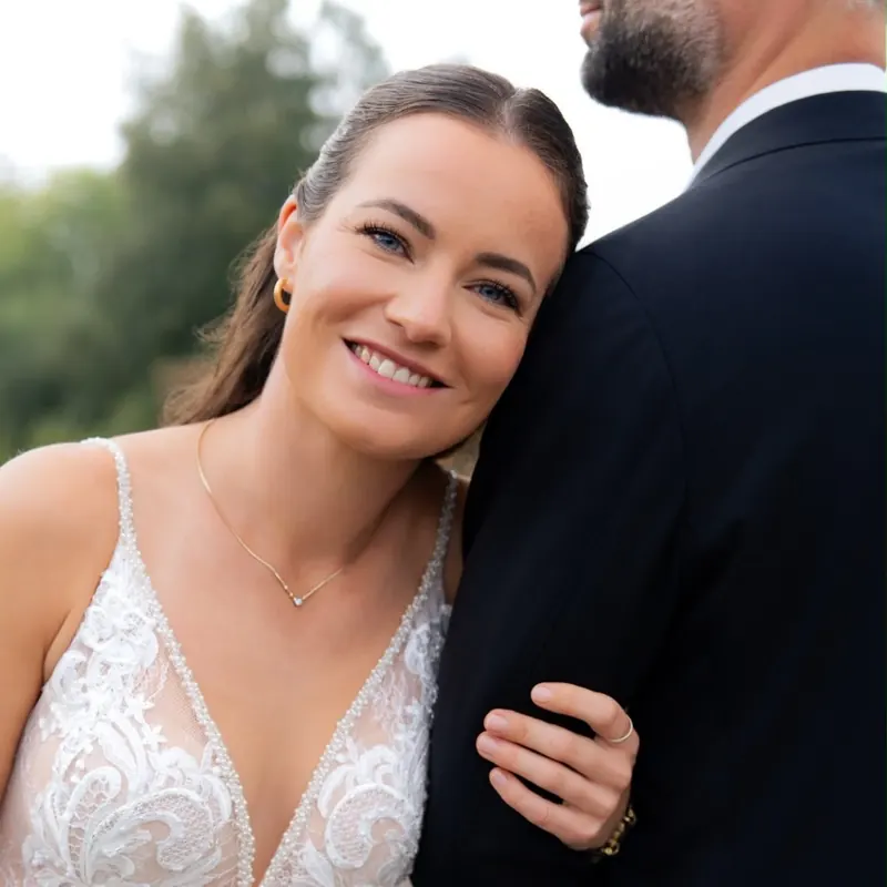 Lächelnde Braut mit natürlichem Make-up und Sleek-Look